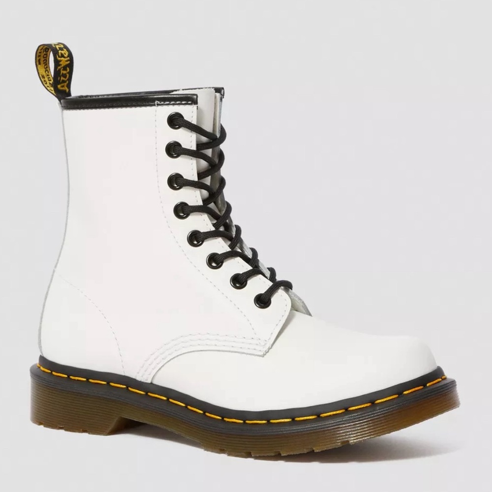 DR. MARTENS ZAVALA WHITE BOOTS SIZE 8